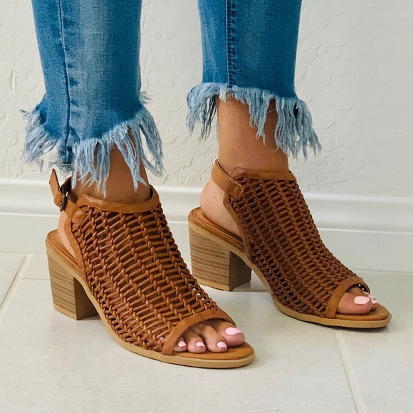 NIB Golden Tan Woven Block Heel Gladiator Sandal - Picture 3 of 7